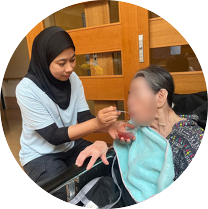 丁寧に食事介助をしているライサさん