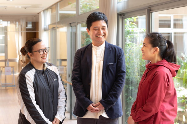 外国人介護士写真