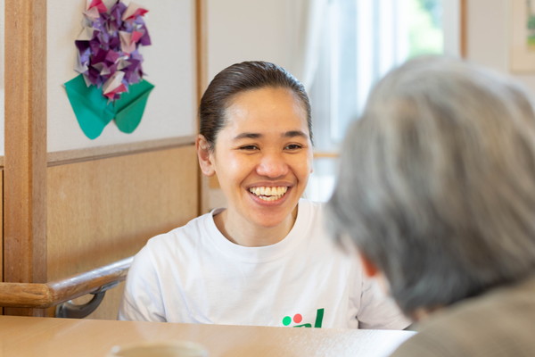 外国人介護士写真