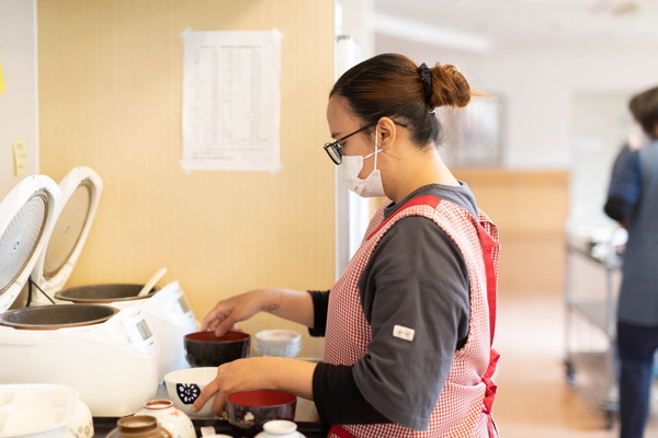 外国人介護士写真