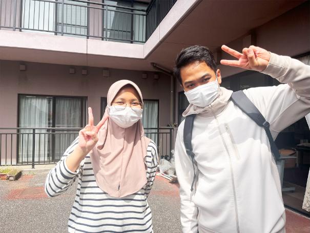 後輩介護士のナディヤさんとピース！